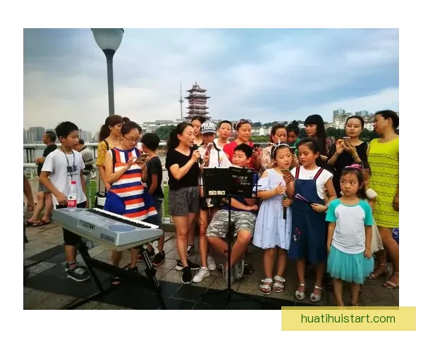 艾维街头演讲引关注 手持麦克风与路人分享独到见解与生活感悟